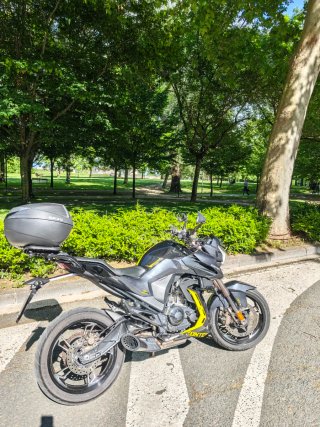Moto Naked zontes Z2 de 125cc