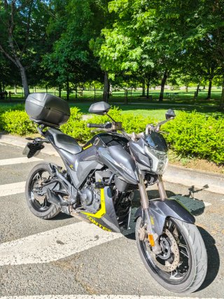 Moto Naked zontes Z2 de 125cc