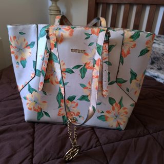Bolso Guess floral blanco y multicolor