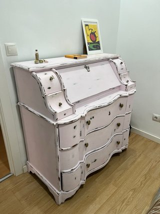 Escritorio vintage rosa restaurado.