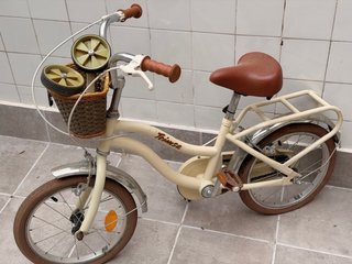 Bicicleta infantil color crema. ESCUCHO OFERTA