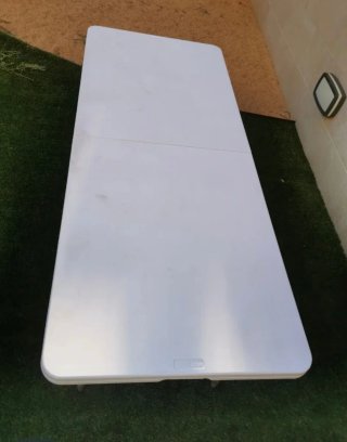 Mesa plegable blanca y gris