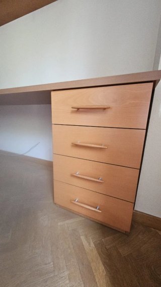 Mesa de estudio con cajoneras