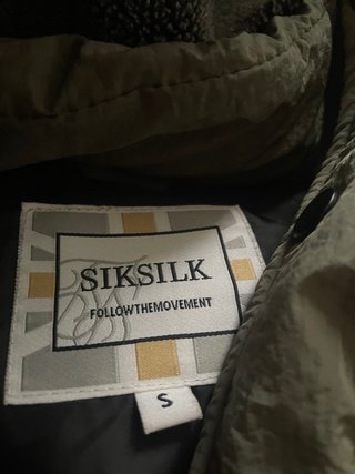 Abrigo SikSilk verde oliva con capucha