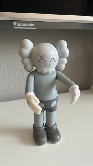 Figura Kaws Gris