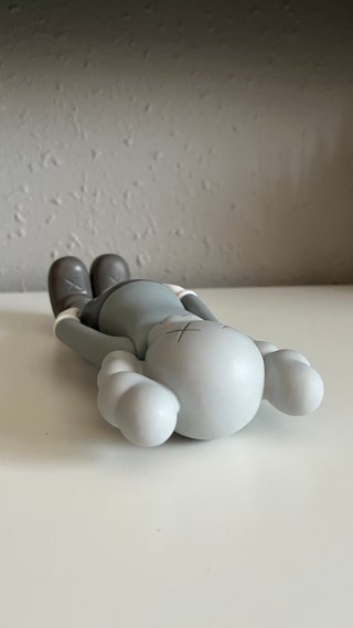 Figura Kaws Gris