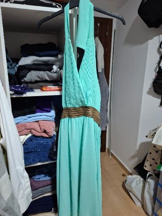 Vestido largo verde con detalles dorados
