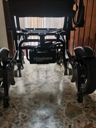 Silla de ruedas eléctrica negra y dos baterias