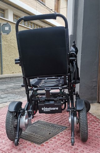 Silla de ruedas eléctrica negra y dos baterias