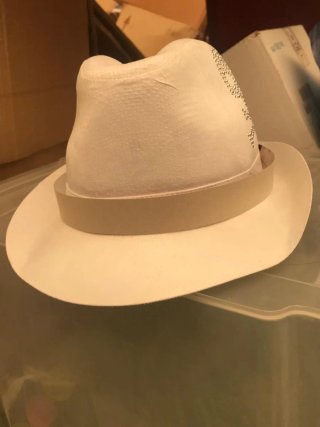 Sombrero blanco de paja con calavera