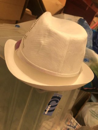 Sombrero blanco de paja con calavera