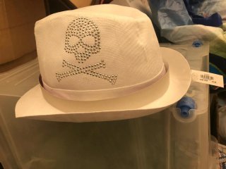 Sombrero blanco de paja con calavera