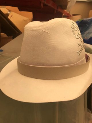 Sombrero blanco de paja con calavera