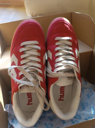 Zapatillas Hummel rojas y blancas