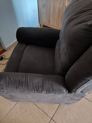 Sofá reclinable con mando y bolsillo lateral.