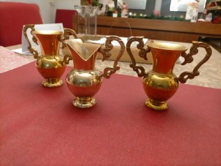 DOS ÁNFORAS Y UN JARRO DE LAVAVO DE BRONCE