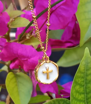 Collar Dorado con Colgante Cruz Blanco