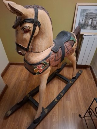 Caballo balancín de madera decorado
