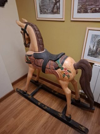 Caballo balancín de madera decorado