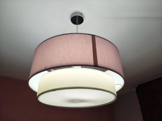 Lámpara colgante de tela beige y morada