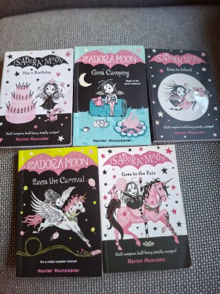 Isadora Moon Saves the Carnival