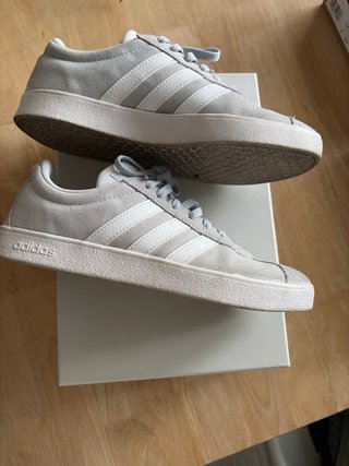 Zapatillas Adidas Grises y Blancas
