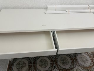 Escritorio blanco con cajones
