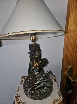 Lámpara de mesa con figura de ángel