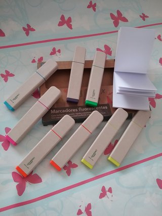 8 Marcadores fluorescentes + Cuaderno