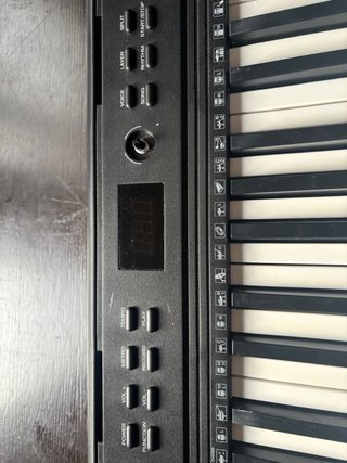 Piano Alesis Melody 61 Teclas 15€ mas i cascos