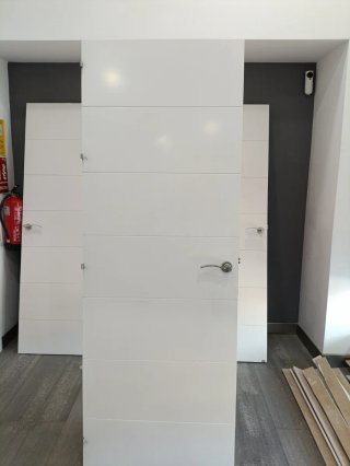 Puertas madera maciza blancas diseño moderno