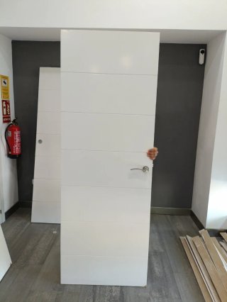 Puertas madera maciza blancas diseño moderno