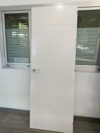 Puertas madera maciza blancas diseño moderno