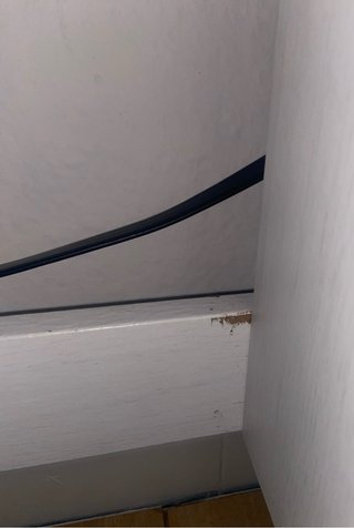 Escritorio de madera blanco con estanterías