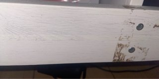 Escritorio de madera blanco con estanterías