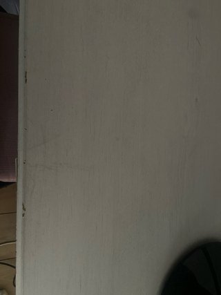 Escritorio de madera blanco con estanterías