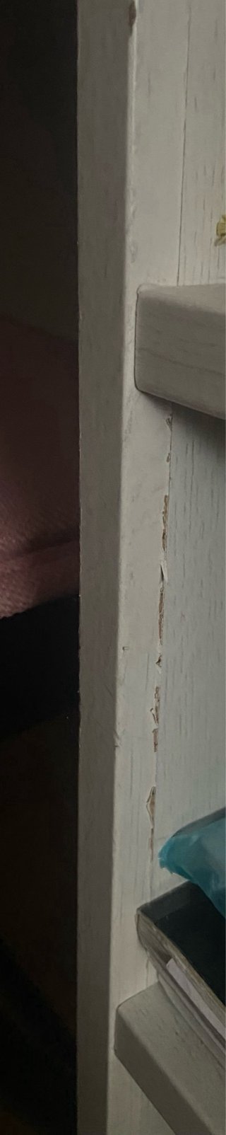 Escritorio de madera blanco con estanterías