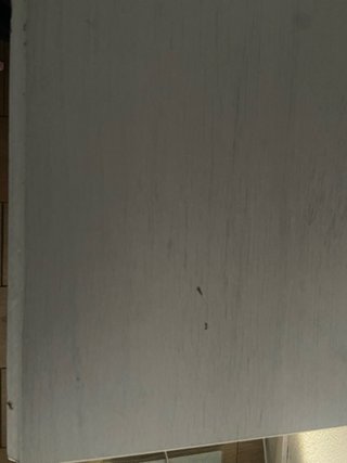 Escritorio de madera blanco con estanterías