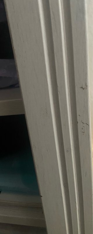 Escritorio de madera blanco con estanterías