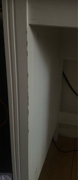 Escritorio de madera blanco con estanterías