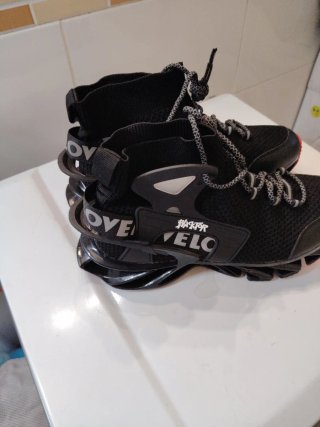 Zapatillas deportivas negras y rojas