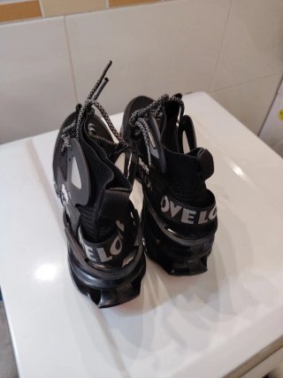 Zapatillas deportivas negras y rojas