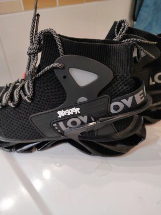 Zapatillas deportivas negras y rojas