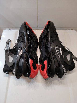 Zapatillas deportivas negras y rojas