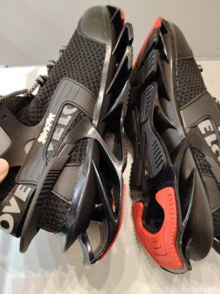 Zapatillas deportivas negras y rojas