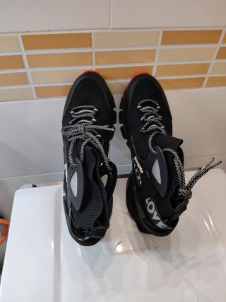 Zapatillas deportivas negras y rojas