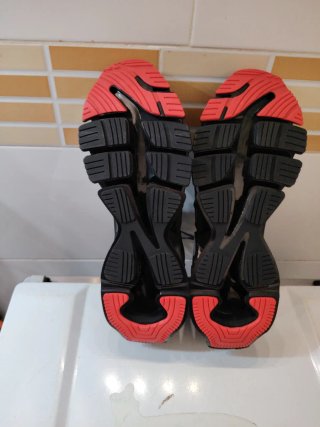Zapatillas deportivas negras y rojas