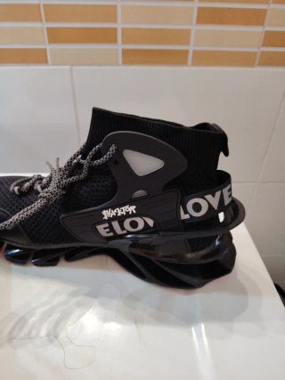 Zapatillas deportivas negras y rojas