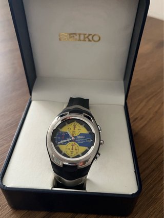 Reloj Deportivo Seiko Juvenil Plata y Amarillo