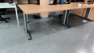13 Mesas de oficina y cajoneras